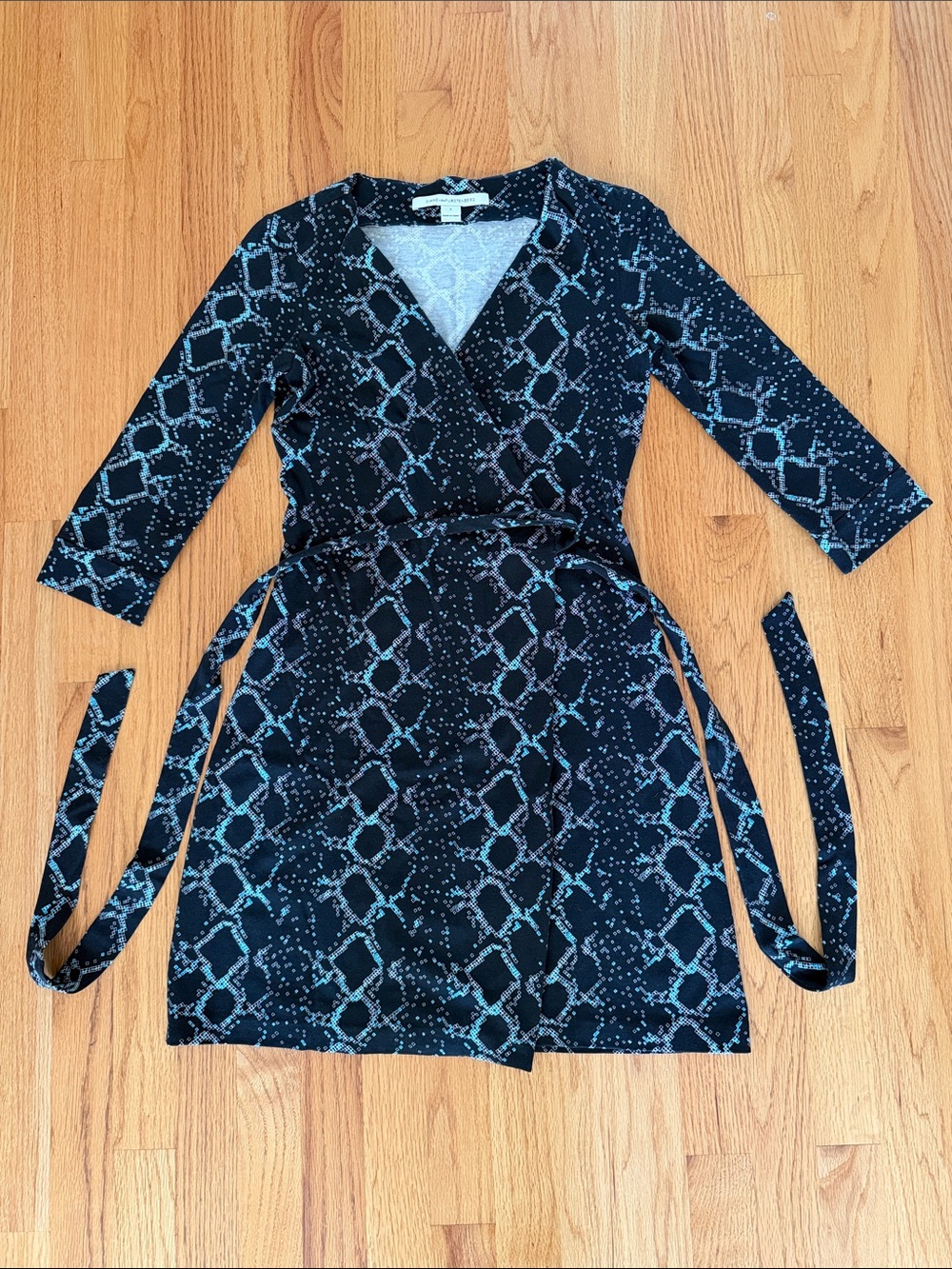 Diane von Furstenberg DVF Julian Two wrap dress blue/black snake print size
